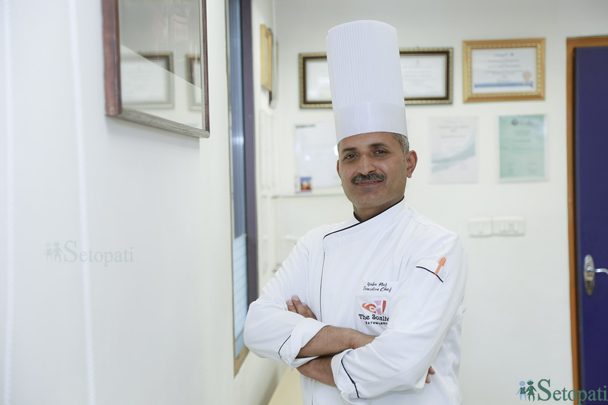 सोल्टी होटलका 'क्लस्टर सेफ' युवराज पोखरेल। तस्बिरः नवीनबाबु गुरुङ/सेतोपाटी